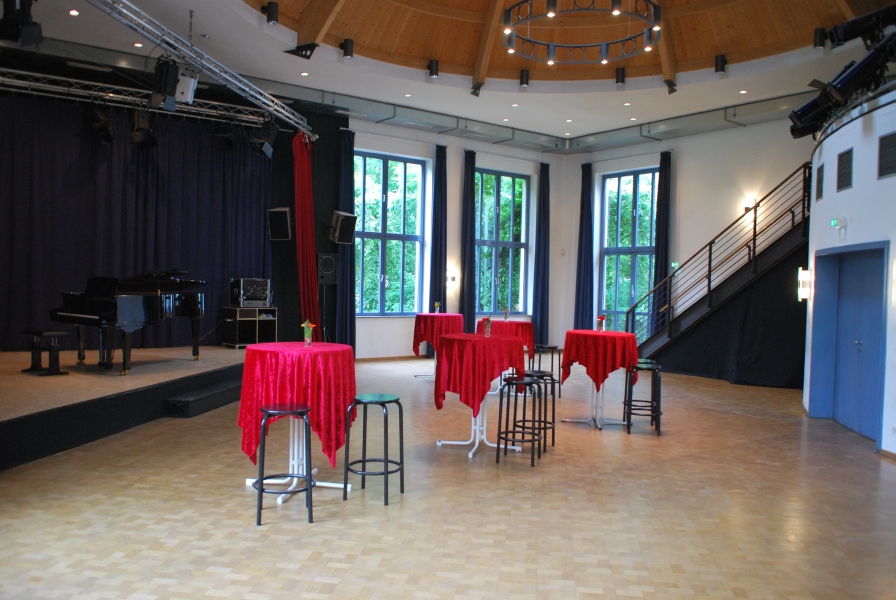 Saal mit Bühne